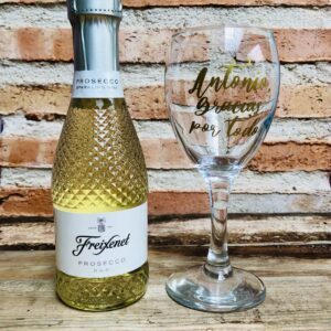 VINO Y COPA DE CRISTAL PERSONALIZADA